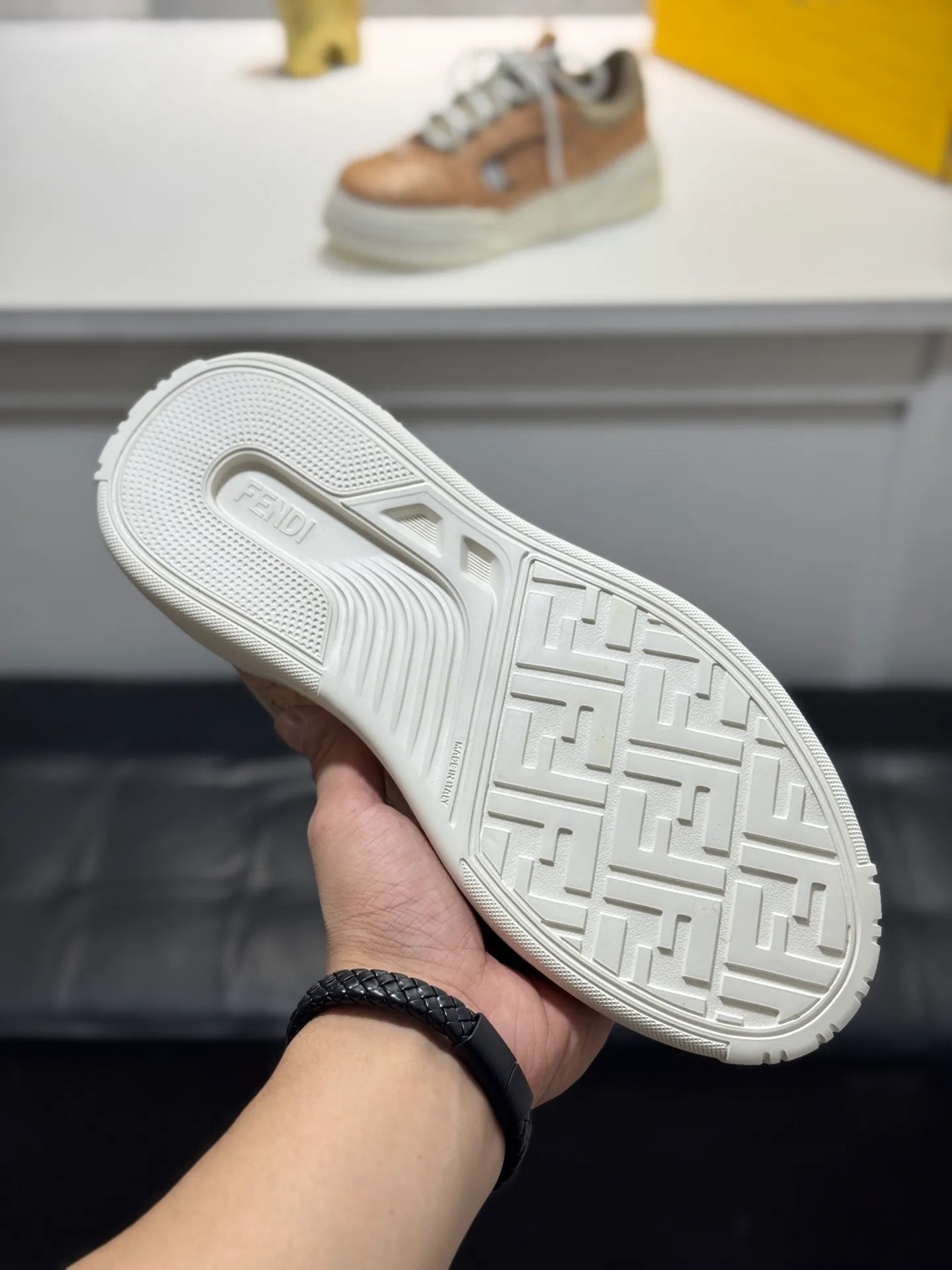 Men's men's shoes 💰560 [New style] 🦥🦥FENDI Fendi high version latest Force series calfskin FF mesh round toe thick sole low-top sports sneakers, these Force lace-up low-top shoes. Made of white full-grain leather and white and brown smooth leather. Padded. Brown FF jacquard and yellow technical fabric details. Lightweight and thick white sole with FF pattern details on the toe and heel ✔️Fabric: Imported first-layer cowhide breathable mesh ✔️Inner lining: Customized breathable mesh ✔️Sole: Open-molded rubber foam material ✔️Sole thickness: 7CM Size: #Men's 38-44 (45 is custom-made and cannot be returned or exchanged